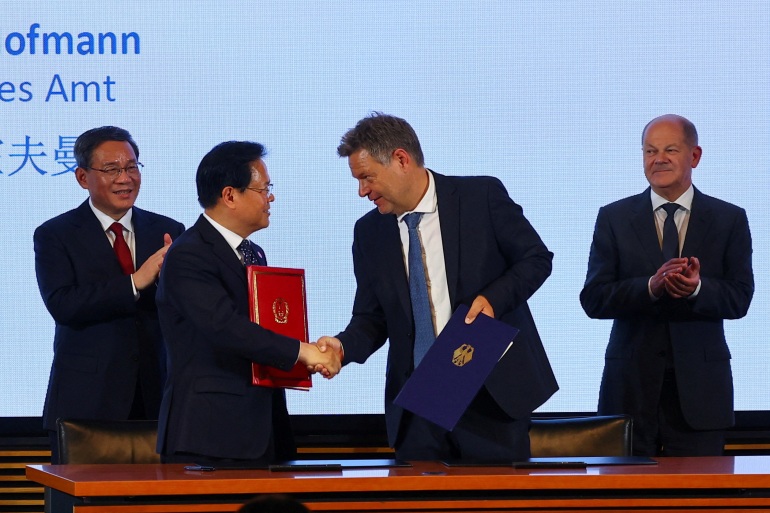 German Economic and Climate Protection Minister Robert Habeck and Chairman of China's National Development and Reform Commission Zheng Shanjie hold signed documents next to Chinese Premier Li Qiang and Chancellor Olaf Scholz during German-Chinese government consultations in Berlin, Germany, June 20, 2023. REUTERS/Fabrizio Bensch