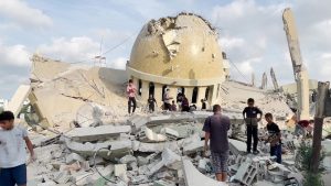 فيديو : شاهد: فلسطينيون يتفقدون آثار تدمير القصف الإسرائيلي لمسجد بخان يونس