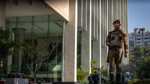 عناصر شرطة هندية يرمون جثة في قناة مائية بعد حادث سير وغضب عارم في شمال الهند