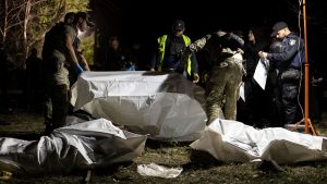 فيديو : شاهد:هجوم مروّع يستهدف مراسم عزاء في قرية غروزا الأوكرانية ويودي بحياة 52 شخصاً