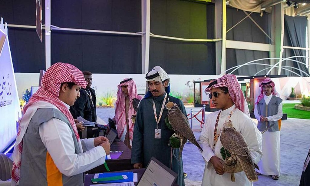 المؤتمر الدولي للصقور يستهل أولى جلساته بـ “استدامة هواية الصقارة”