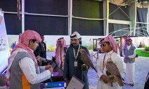 المؤتمر الدولي للصقور يستهل أولى جلساته بـ “استدامة هواية الصقارة”