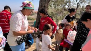 نساء ينبشن الأنقاض بحثاً عن الحياة