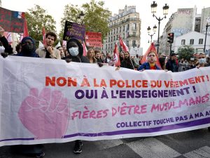 هل كانت العباءة كبش فداء لتغطية عيوب نظام التعليم الفرنسي؟