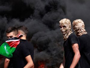 شهداء ومواجهات بالضفة وأمن السلطة يفرق مسيرة في نابلس