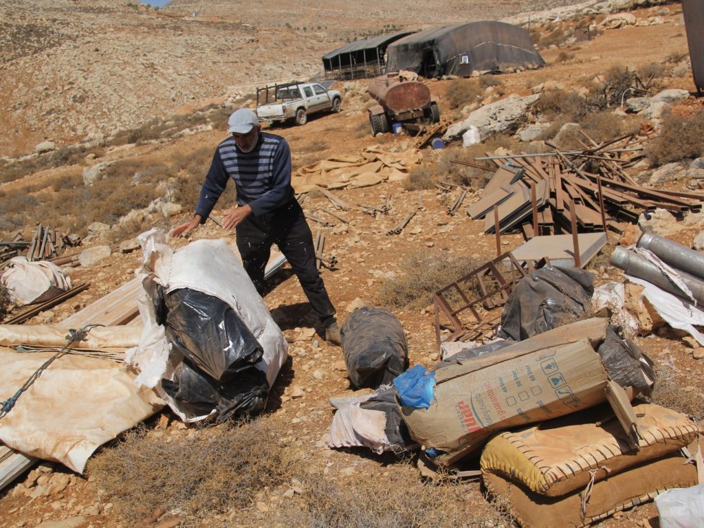 مخطط إحلالي.. فلسطينيون يغادرون أراضيهم تحت تهديد المستوطنين