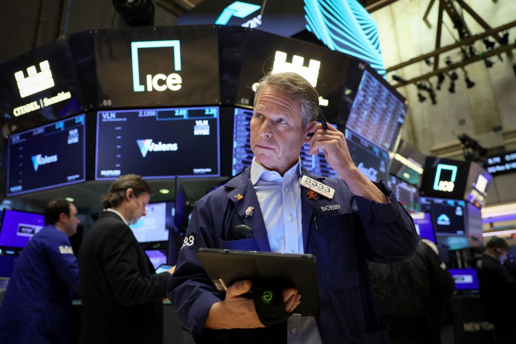 وول ستريت تنخفض قبيل نتائج “إنفيديا” ومحضر اجتماع الفيدرالي