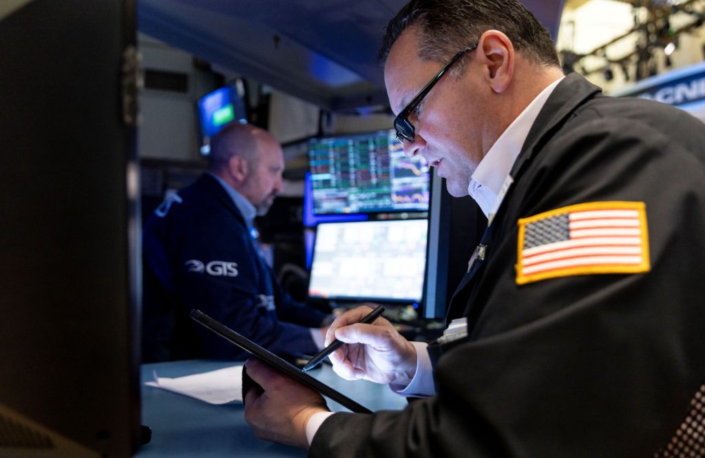 انخفاض أسهم شركات التجزئة تهبط بـ”وول ستريت”