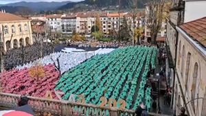 شاهد: غرنيكا الإسبانية التي قصفها النازيون والفاشيون في1937 تنتصر لغزة.. سلسلة بشرية ترسم علم فلسطين