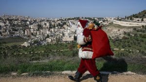 فيديو : شاهد: فرحة منقوصة ولكن.. سانتا كلوز الفلسطيني يطوف في أنحاء القدس