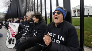 فيديو: “دعوا غزة تعيش”.. محتجون أمريكيون يهود يكبلون أنفسهم على سياج البيت الأبيض