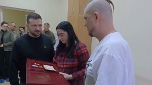 فيديو : شاهد: زيلينسكي يزور الجنود والأطفال الجرحى في المستشفيات