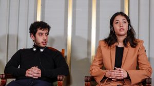 أطفال السجين الإيراني الحائز على جائزة نوبل للسلام يتسلمون الجائزة
