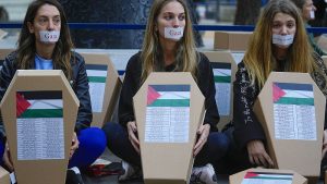 شاهد: لبنانيات أمام سفارة فرنسا في بيروت.. “باريس ولندن وواشنطن وحكومات عربية شركاء بالحرب على غزة”