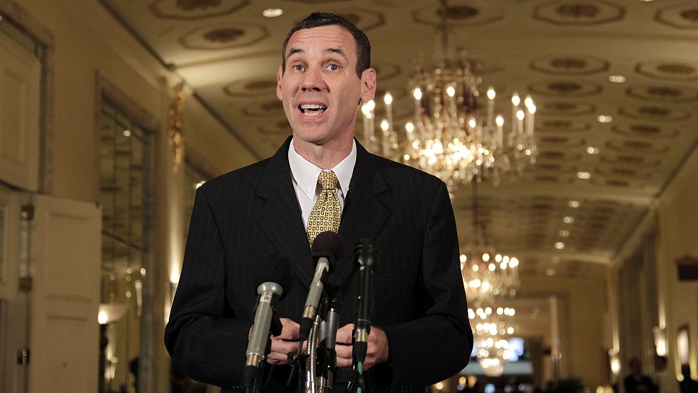 مستشار نتنياهو عن تجريد نازحي غزة من ملابسهم: “هنا الشرق الأوسط، والجو حار للغاية”