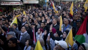 شاهد: بدعوة من حركة “فتح”… مظاهرة في رام الله للاحتجاج على الحرب الإسرائيلية على قطاع غزة