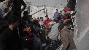 فيديو : شاهد: قصف عنيف على أحياء سكنية في خان يونس ودمار كبير يعيق عمليات الإنقاذ