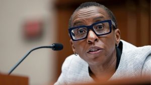 رئيسة جامعة هارفارد باقية في منصبها بعد دعوات إلى استقالتها