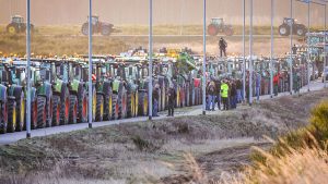 فيديو. شاهد: بعد برلين.. مزارعون يتظاهرون بالجرارات في شتوتغارت الألمانية احتجاجا على خطط التقشف الحكومية