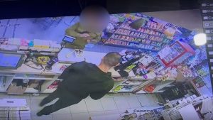 شاهد: كاميرا تسجل لحظة طعن جندي إسرائيلي غرب رام الله في الضفة الغربية واعتقال المنفذ