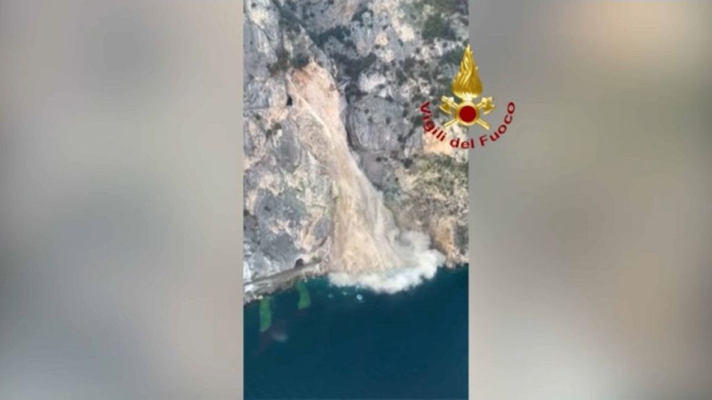 شاهد: لحظة انهيار أرضي في بلدة تريموسيني الإيطالية