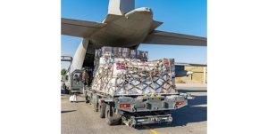 10 أطنان مساعدات حملتها الطائرة الـ 33 لإغاثة غزة