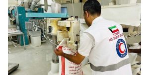 «الهلال الأحمر»: بدء المرحلة الثانية لتوزيع الدقيق على النازحين جنوب غزة