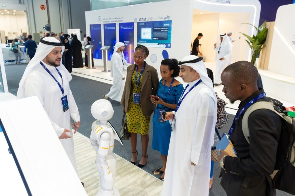 فريق بجامعة الإمارات يعمل على مشروع «الروبوت المراسل»