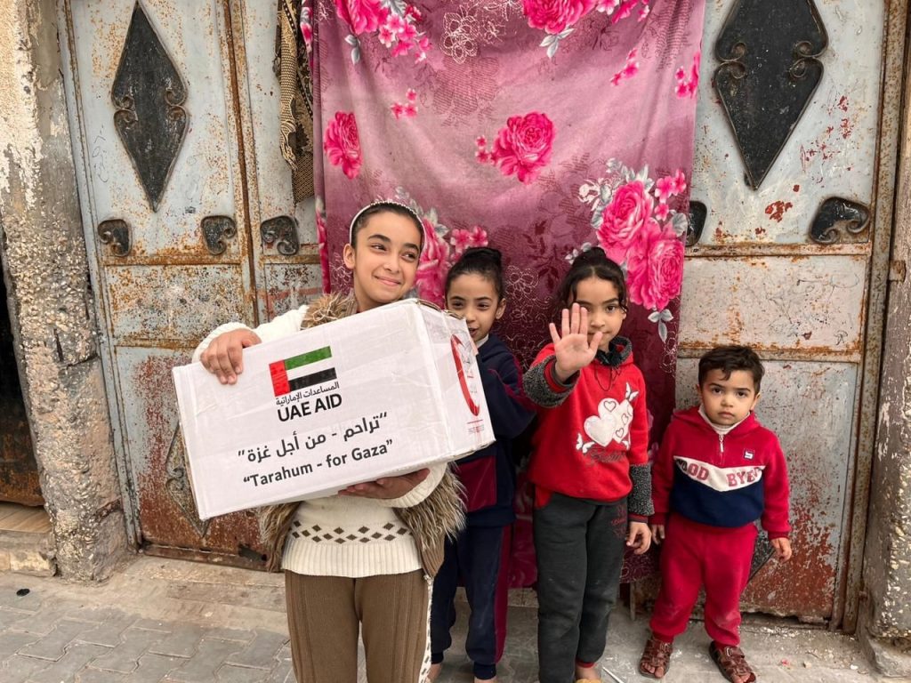 الهلال الأحمر الإماراتي تواصل توزيع الطرود الغذائية على أهالي رفح