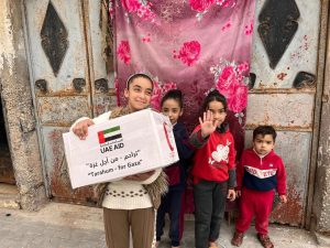 الهلال الأحمر الإماراتي تواصل توزيع الطرود الغذائية على أهالي رفح