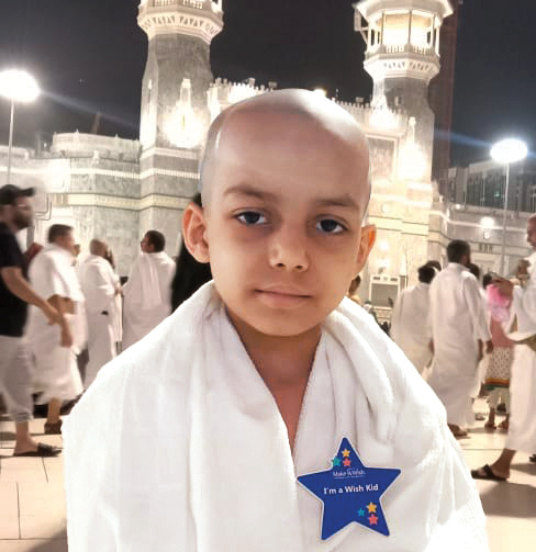 محمد يؤدي مناسك العمرة مع «تحقيق أمنية»