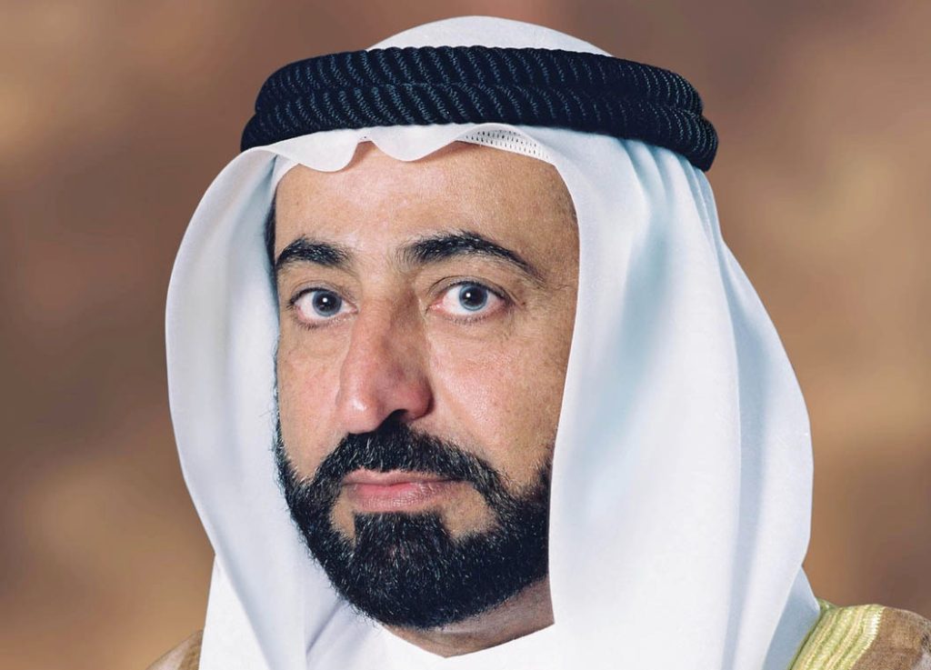 حاكم الشارقة يعزي مشعل الأحمد في وفاة نواف الأحمد