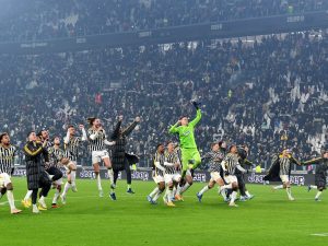 يوفنتوس يهزم نابولي ويتصدر الدوري الإيطالي مؤقتا