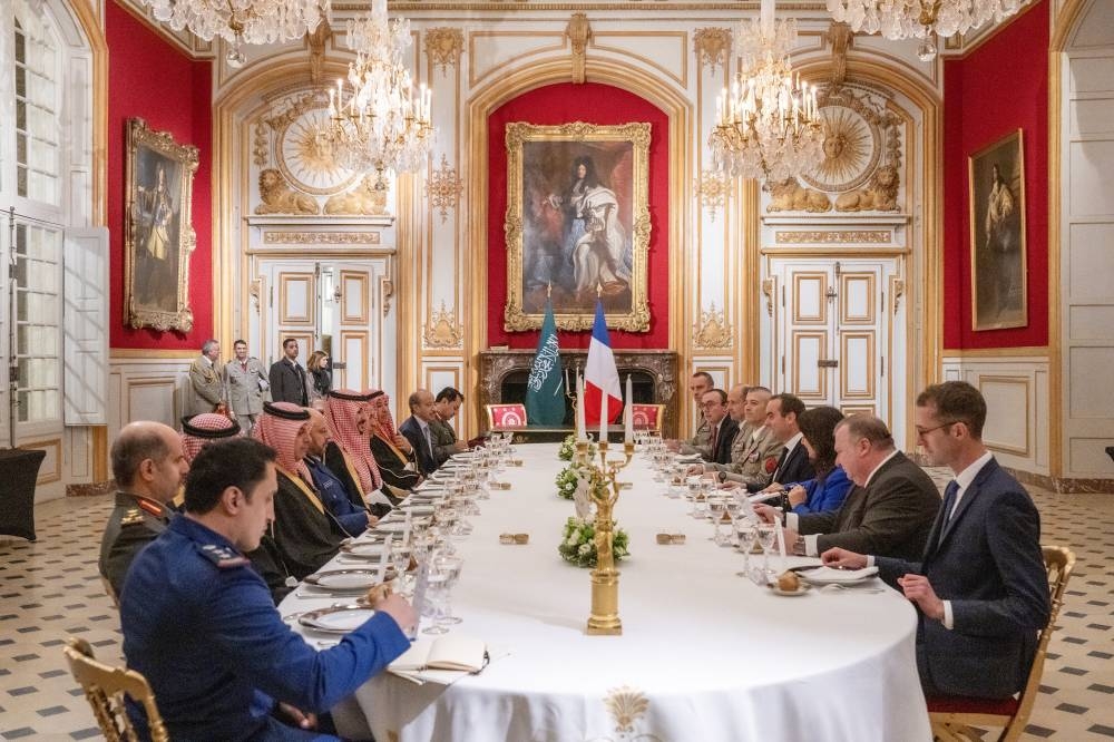 وزير القوات المسلحة الفرنسية يستقبل وزير الدفاع ويعقدان جلسة مباحثات رسمية ويشهدان توقيع مشروع خطة تنفيذية بين الوزارتين