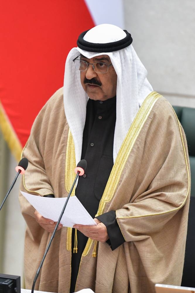 أمير الكويت يؤدي اليمين الدستورية