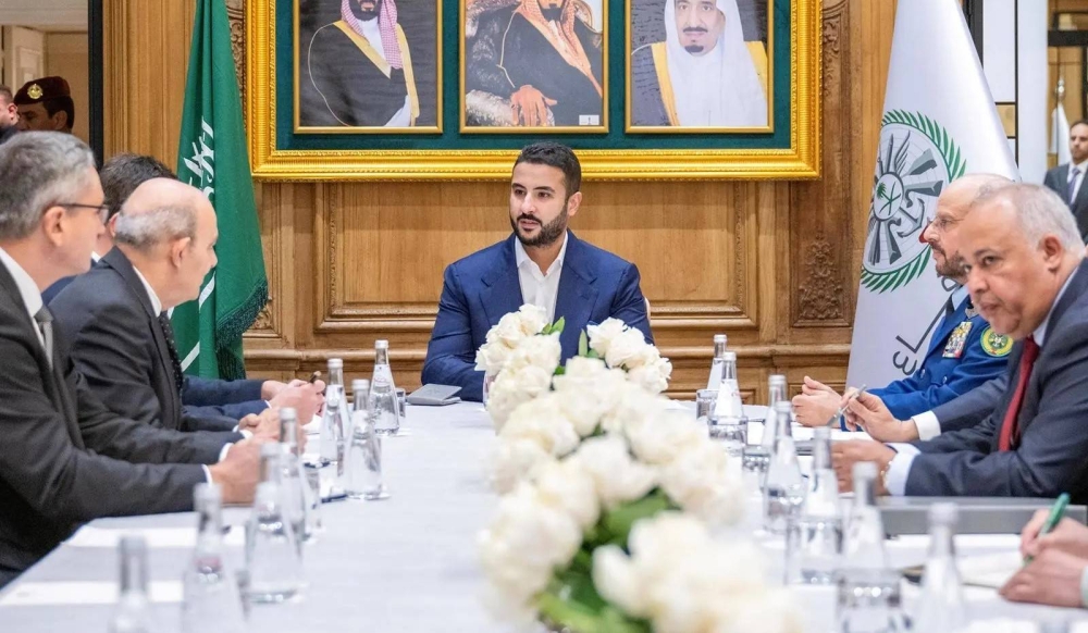 وزير الدفاع يجتمع مع عدد من رؤساء كبرى الشركات الصناعية الفرنسية