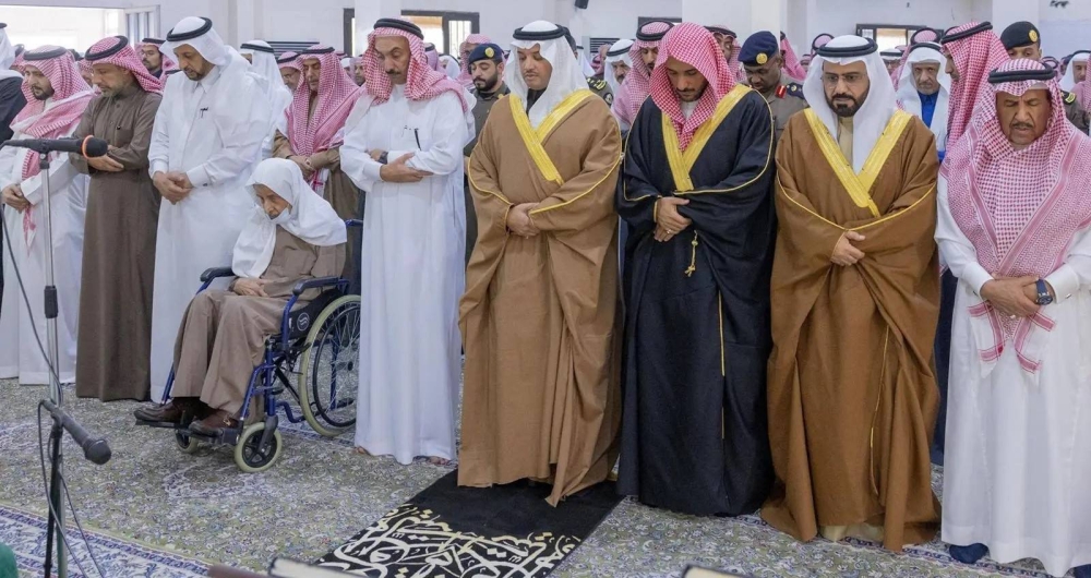 محافظ الأحساء يؤدي صلاة الميت على عبداللطيف الجبر