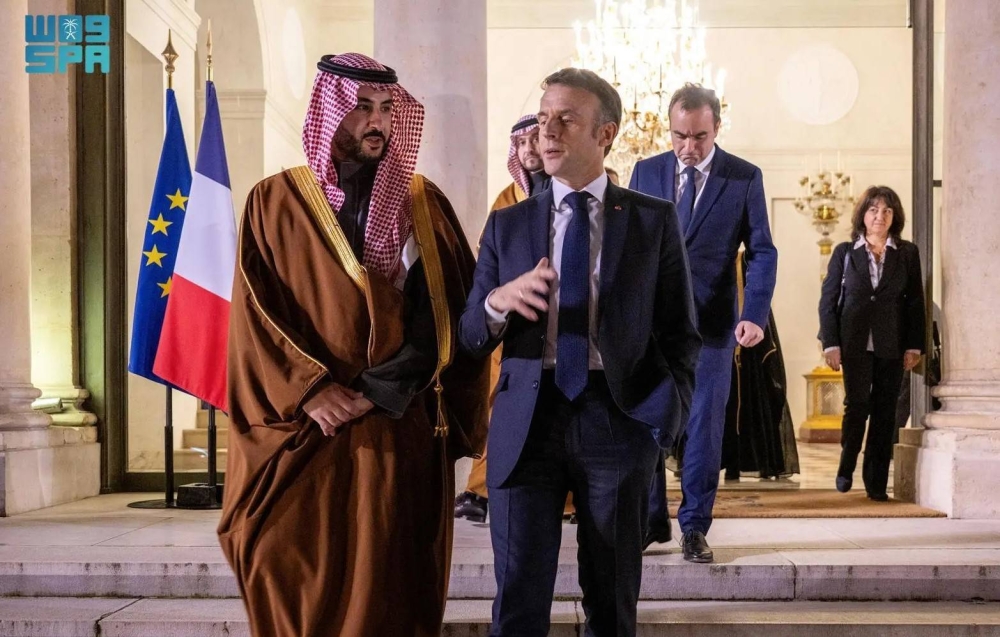 بتوجيه من ولي العهد.. وزير الدفاع يلتقي الرئيس الفرنسي