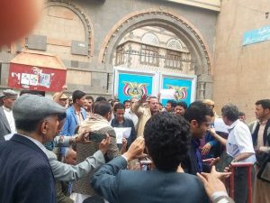 قياداته وجهت بمنع صرف المرتبات.. برلماني حوثي: لن تكونوا دولة حتى بعد ألف سنة