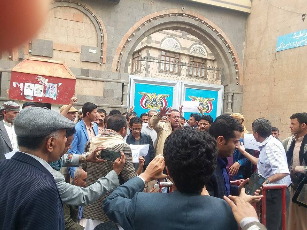قياداته وجهت بمنع صرف المرتبات.. برلماني حوثي: لن تكونوا دولة حتى بعد ألف سنة