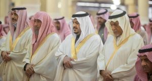 نائب أمير الرياض يؤدي صلاة الميت على الأمير محمد بن بدر بن فهد بن سعد الأول