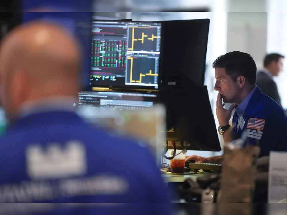 “وول ستريت” تستهل تداولاتها منخفضة قبيل تصريحات رئيس الفيدرالي