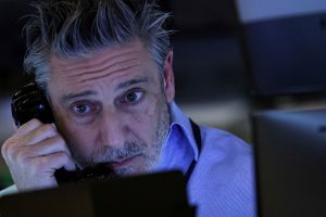 “وول ستريت” تغلق منخفضة وتتخلى عن مكاسبها