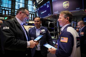 «وول ستريت» تصعد مع تزايد التوقعات بخفض الفائدة بعد تراخي أوضاع سوق العمل