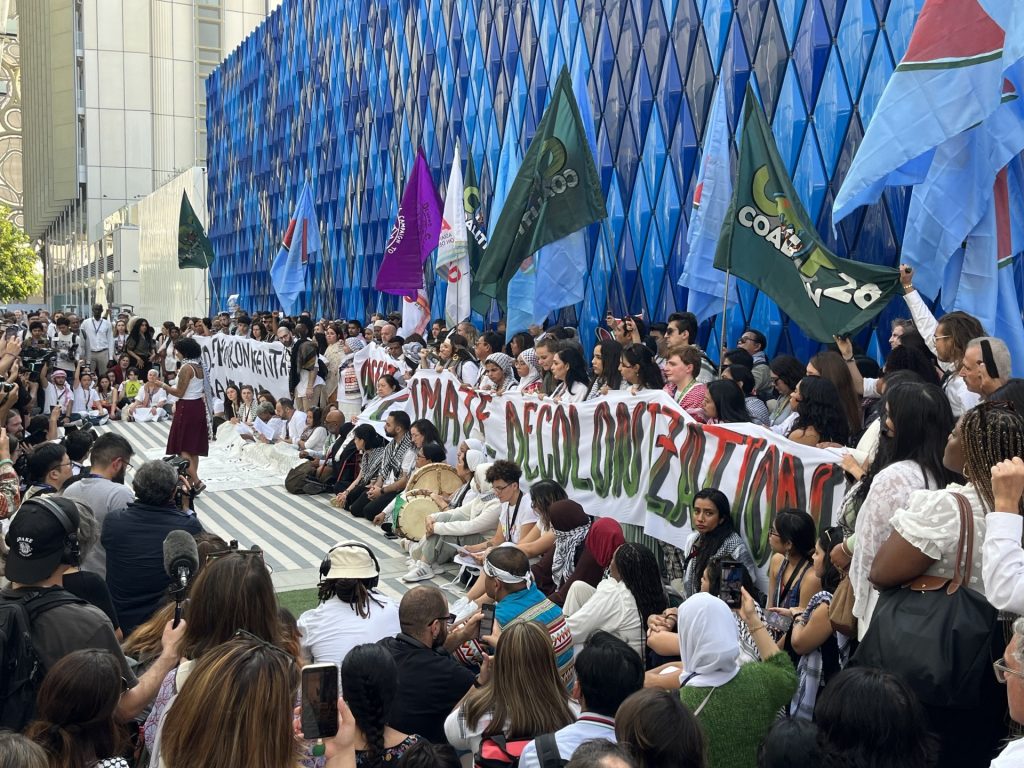 مظاهرة تضامنية مع غزة بمؤتمر المناخ في دبي