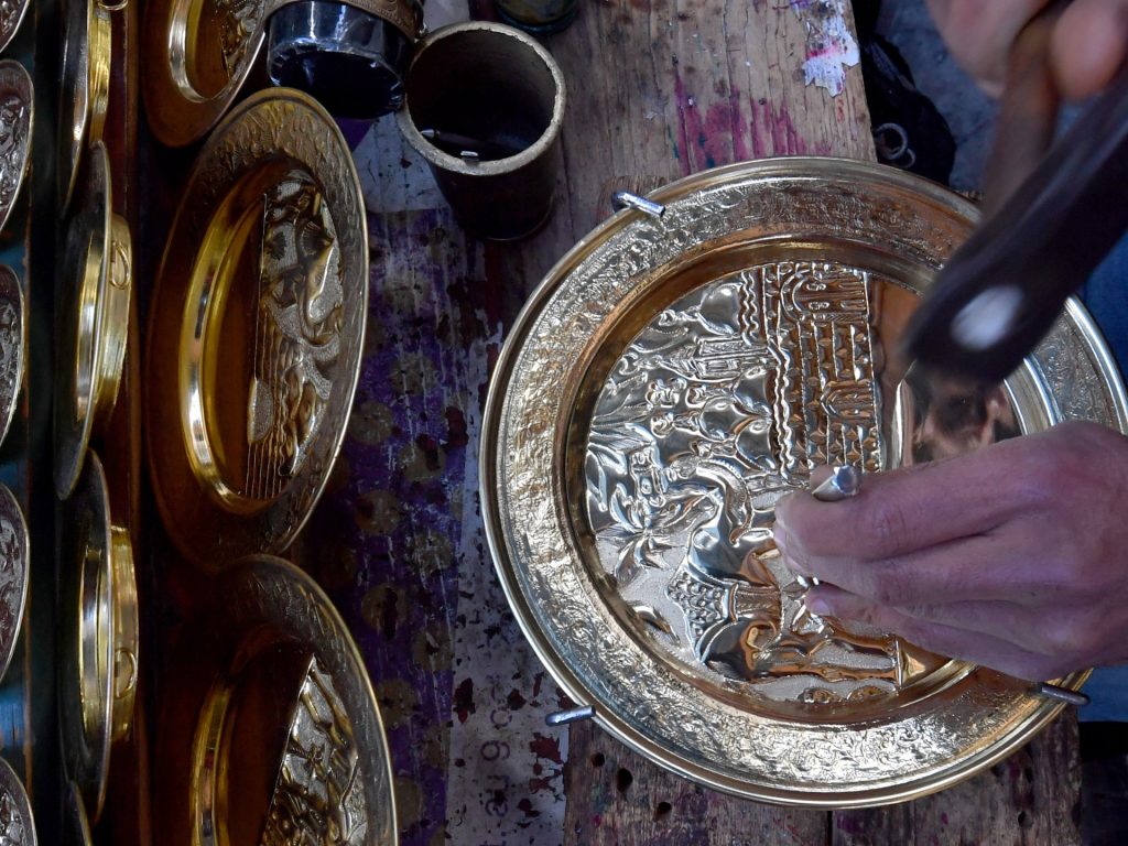 النقش على المعادن تراث عالمي عريق يكافح للاستمرار في بلاد المغرب