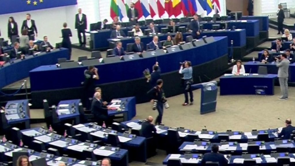 5 لوائح وآلية للتضامن.. تشريعات أوروبية جديدة لمواجهة تدفق اللاجئين