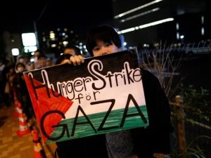 تذكِّره بهيروشيما.. شاعر ياباني يضرب عن الطعام تضامنا مع غزة