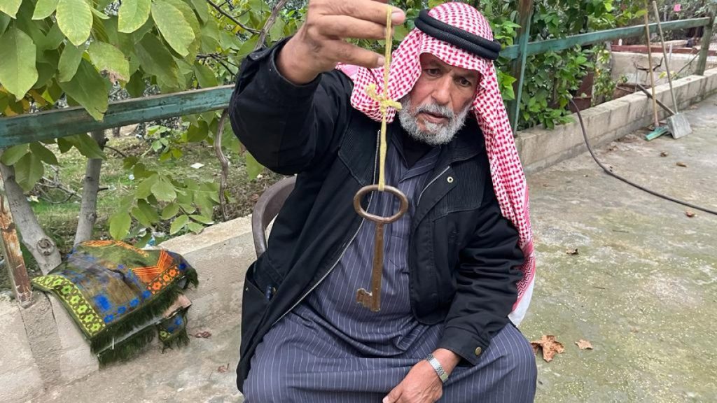 مفاتيح ووثائق.. مقتنيات يتوارثها الغزيون بالمهجر على أمل العودة
