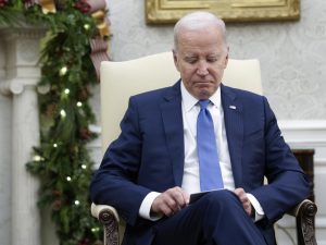 عشرات المتدربين بالبيت الأبيض ينضمون لحركة الضغط على بايدن لوقف الحرب على غزة